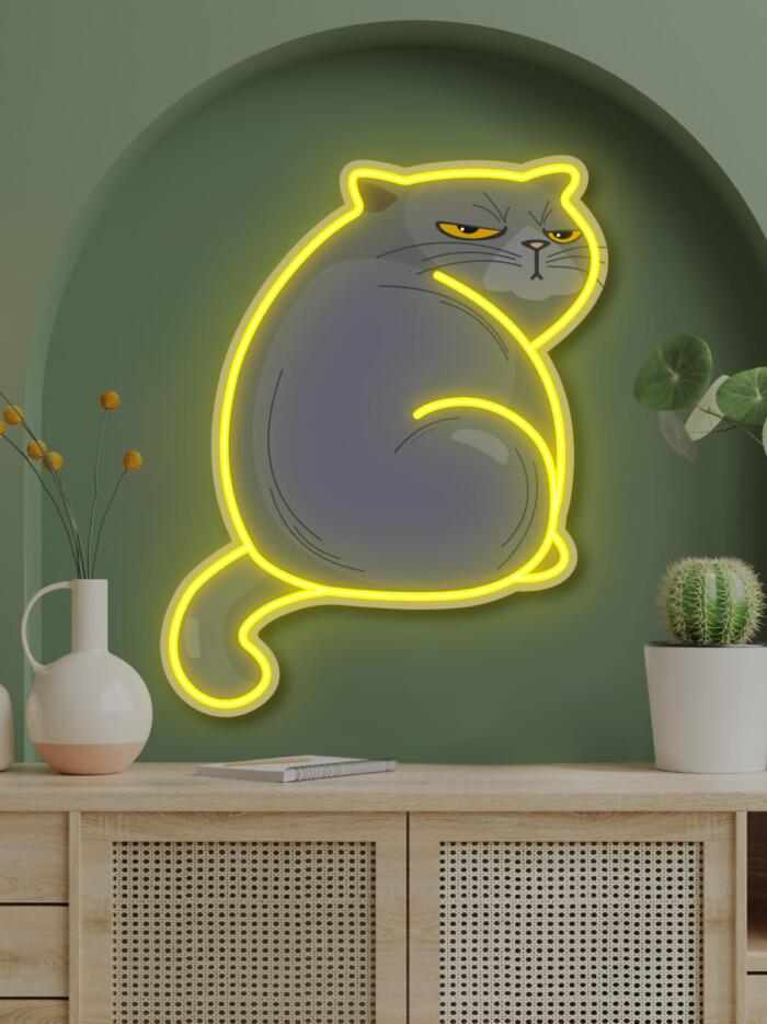 Stylish "The Zen Master" Neon Art - bright wall decoration featuring a calm cat with yellow glow. Perfect for cat lovers and modern decor enthusiasts. Create a cozy atmosphere in your home!
